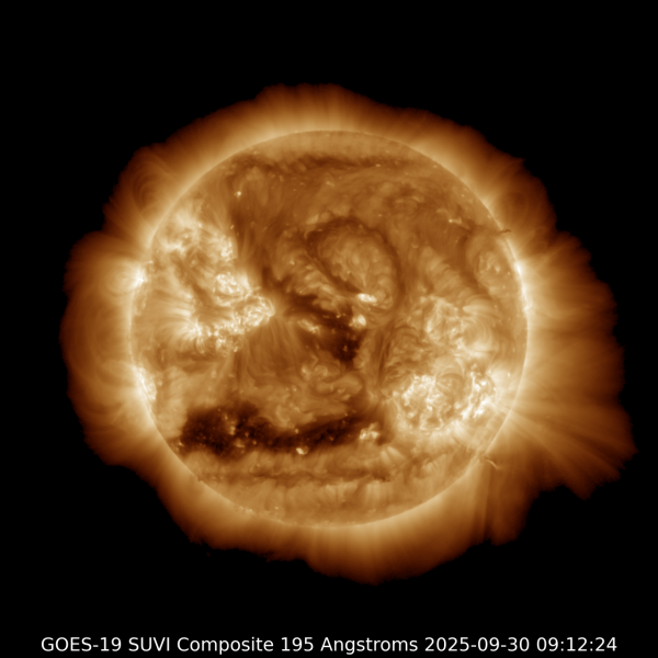 全智股配 受地磁活动影响，黑龙江佳木斯天空出现绚丽极光